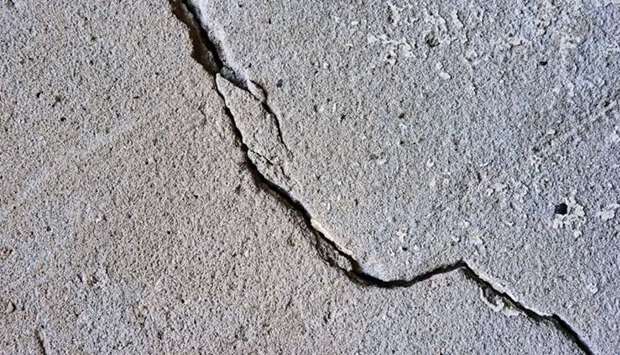Cracks have occurred in the walls of some buildings due to the earthquake.
