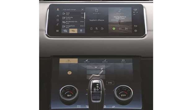 The digital experience has been transformed with the introduction of Land Roveru2019s state-of-the-art Pivi infotainment.