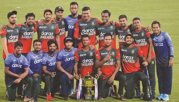 Bangladeshu2019s players pose with the winnersu2019 trophy after the fifth T20 tie against New Zealand in Dhaka yesterday. (AFP)