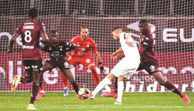 Paris Saint-Germainu2019s Achraf Hakimi (second right) scores against Metz during the Ligue 1 match on Wednesday. (AFP)