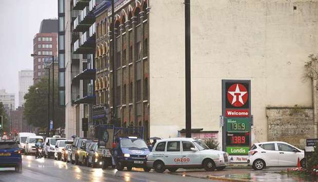 Vehicles queue to refill at a Texaco fuel station in London, Britain, yesterday.