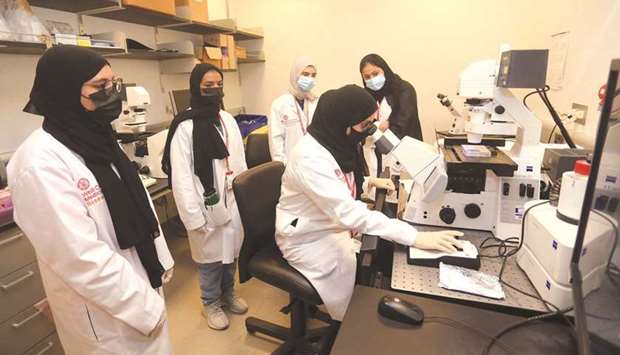 The students began the week with a session on lab safety training, before taking classes in drug analysis and delivery, database search techniques, molecular biology, microbiology and epidemiological modelling. 