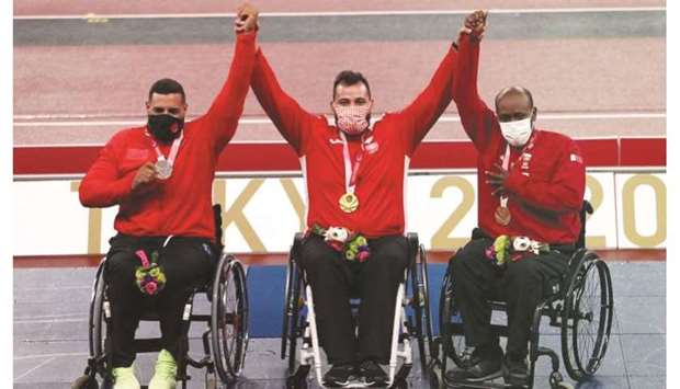 Qataru2019s Abdulrahman Abdulqader (right) poses with his bronze medal on the podium for the menu2019s shot put F34 event, alongside Jordanian gold medallist Ahmed Hindi (centre) and Moroccan silver medallist Izz Eddin al-Nouiri at the Tokyo Paralympics on Saturday..