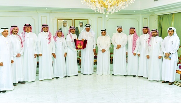 Qatar Chamber first vice chairman Mohamed bin Towar al-Kuwari handing over a token of recognition to Asharqia Chamber chairman Badr bin Suleiman al-Raziza in the presence of both chambers' delegations.