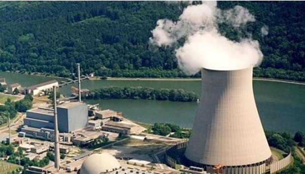 The German news agency DPA quoted a spokesman for the ministry as saying that it is expected that the Isar 2 nuclear plant in the state of Bavaria will be closed for a week to fix a leak in one of its valves so that the plant's work can be extended beyond the end of this year.