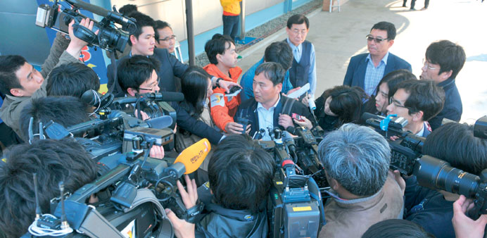 Media surround a South Korean worker who returned yesterday from North Koreau2019s Kaesong joint industrial complex.