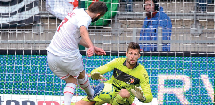 Paris Saint-Germainu2019s French midfielder Jeremy Menez (L) scores a goal against Rennesu2019 goalkeeper Benoit Costil during the French L1 match at the Rout