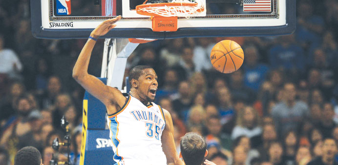 Oklahoma City Thunder forward Kevin Durant (left) dunks the ball against Houston Rocketsu2019 Omri Casspi during their NBA match. (USA TODAY Sports)