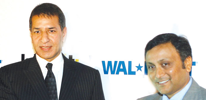 This photograph taken on August 6, 2007 shows Bharti Enterprises managing director Rajan Bharti Mittal (left) shaking hands with Raj Jain, president o