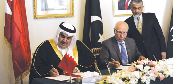Bahrainu2019s Foreign Minister Khalid bin Ahmed al-Khalifa and his Pakistani counterpart Sartaj Aziz sign agreements on bilateral trade during their meeti