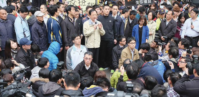 Taiwan Premier Jiang Yi-huah speaks to protesting students outside the parliament in Taipei.