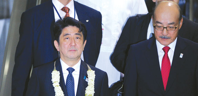 Japanese Prime Minister Shinzo Abe (L) arrives at Manila International Airport yesterday. Abe is in Manila for a two-day visit focusing on defence co-