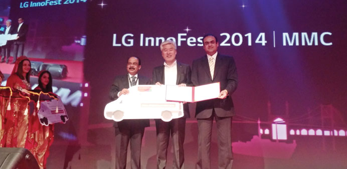 LG and Jumbo Electronics officials at the event.