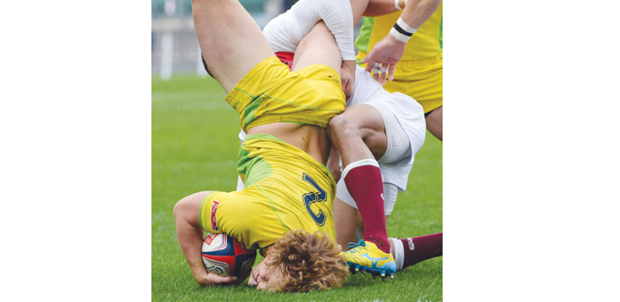 Australiau2019s Jesse Parahi (L) holds the ball during their rugby sevens world series, Tokyo Sevens 2013 match against England in Tokyo. Australia beat E