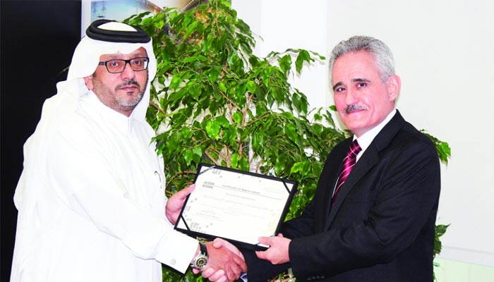 Nasser Ghaith al-Kuwari handing over the certificate to Bassam Kataw. 
