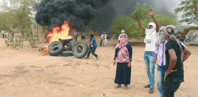 People light tyres to protest the Malian armyu2019s entry into the town of Kidal.