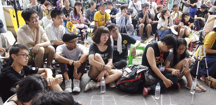 Protesters watch the live broadcast of the meeting between Taiwanu2019s Education Minister Wu Se-hwa and student representatives during a protest in front