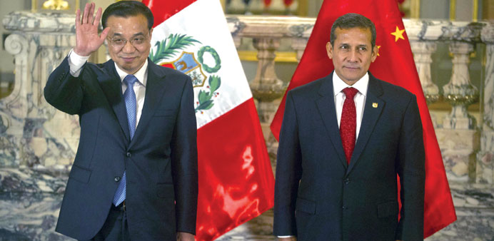 Chinau2019s Prime Minister Li Keqiang and Peruvian President Ollanta Humala attend a ceremony at the presidential palace in Lima on Friday.