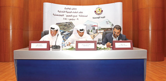 Officials signing the contract yesterday. 