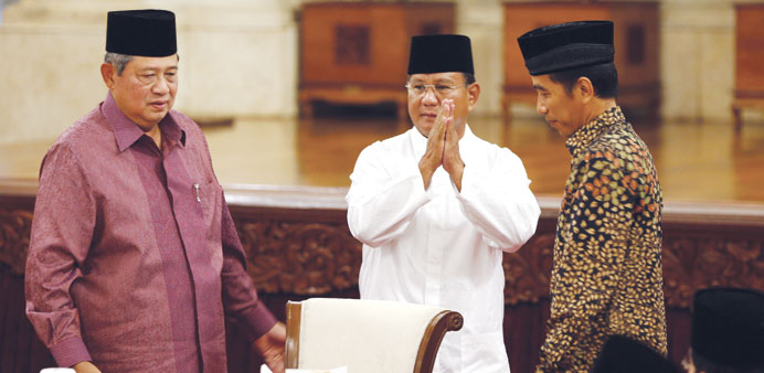 (From left) Indonesia President Susilo Bambang Yudhoyono stands beside presidential candidates Prabowo Subianto and Joko u201cJokowiu201d Widodo during a meet