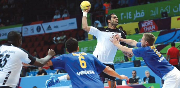 Al Saddu2019s Jaafar Salman (second from right) goes up against Sydney University players during their 2014 IHF Super Globe match yesterday.