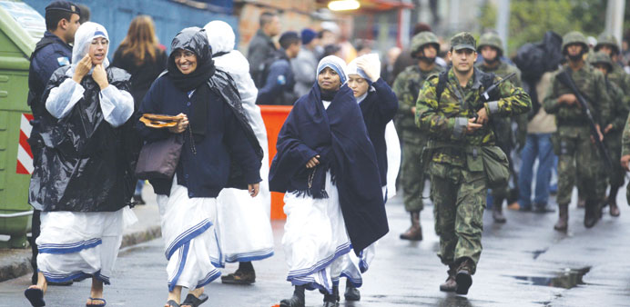 Nuns and soldiers arrive in the Varginha slum before Pope Francisu2019s visit.