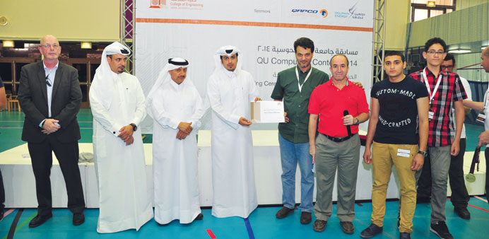 The first prize winning team with QU and Qapco officials.