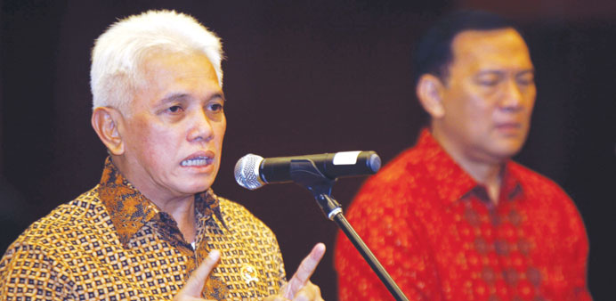 Indonesian Chief Economic Minister Hatta Rajasa (left) speaks to a reporter beside his predecessor Agus Martowardojo after the handover ceremony at th