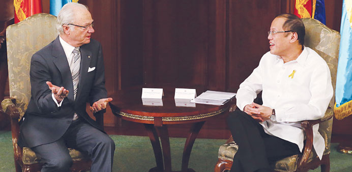 Swedish King Carl XVI Gustaf (left) speaks with Philippines President Benigno Aquino at the Malacanang Presidential Palace in Manila yesterday.