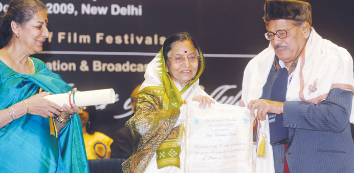 A photograph taken on October 21, 2009 shows then president Pratibha Devisingh Patil presenting the Dadasaheb Phalke Award to Manna Dey.