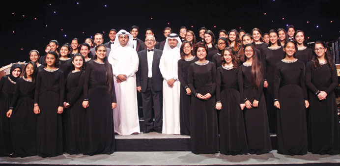 The members of Siwar Choir with al-Hudaifi and other officials.