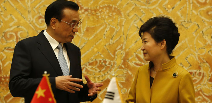 South Korean President Park Geun-Hye (R) talks with Chinese Premier Li Keqiang 