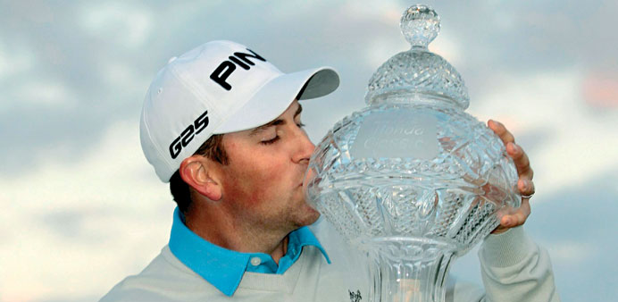   Michael Thompson of the U.S. kisses the trophy after winning  the Honda Classic golf tournament in Palm Beach Gardens, Florida on Sunday. (Reuters)
