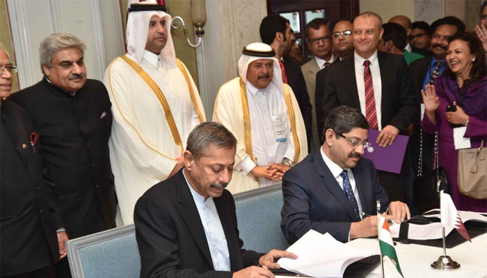 Dr Mohan Thomas (right) and Dr Naresh Trehan signing the MoU in New Delhi for setting up a super specialty hospital in Qatar