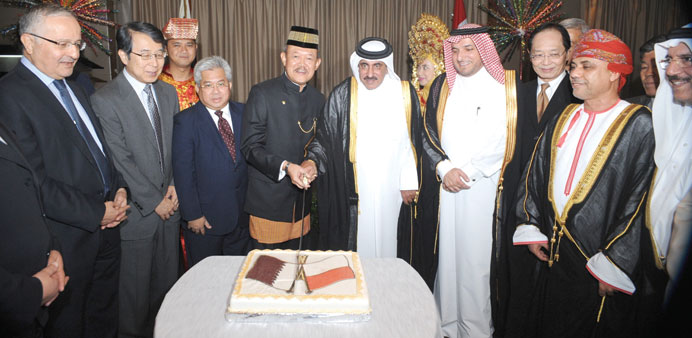 HE al-Sulaiti and Ambassador Hadi cutting a cake during the event.