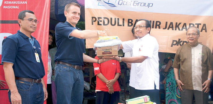 Qtel Group  and Indosat representatives at a flood-hit area in North Jakarta
