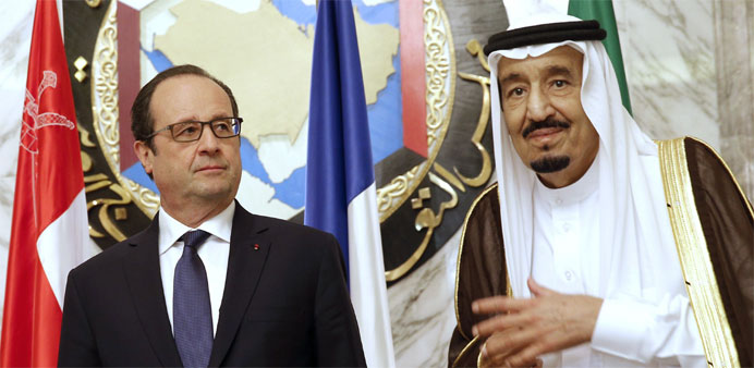 French President Francois Hollande (L) stands beside Saudi Arabiau2019s King Salmane ben Abdelaziz Al Saoud 