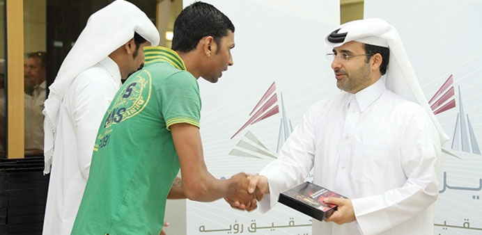Abdulla Abdulaziz al-Subaie thanking a worker during his visit to the Barwa City accommodation site.