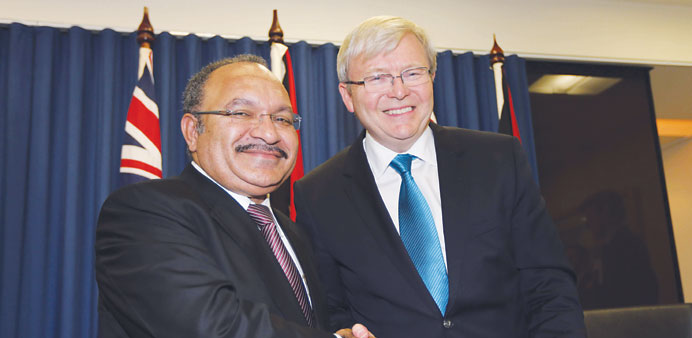    Australian Prime Minister Kevin Rudd and Papua New Guineau2019s Prime Minister Peter Ou2019Neill  pose after exchanging documents for a policy on asylum se