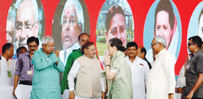 Congress president Sonia Gandhi greets RJD chief Lalu Prasad Yadav during u2018Swabhimaan Rallyu2019 in Patna yesterday. Also seen are JD (U) chief Sharad Yad