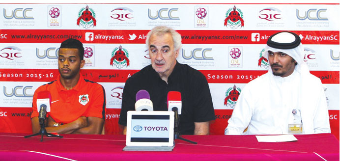 Al Rayyan head coach Jorge Fossati (centre).