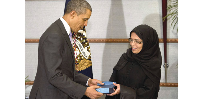 Obama presents Maha al-Muneef, founder and executive director of the National Family Safety Programme, with the Secretary of Stateu2019s International Wom