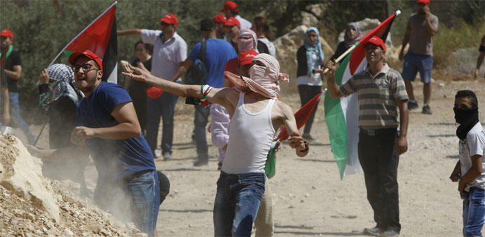 Palestinians throw stones at Israeli border police during clashes 